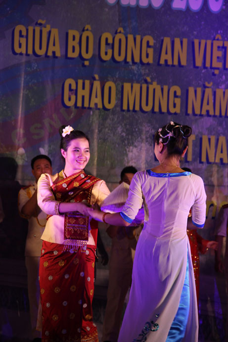 Chương trình giao lưu văn nghệ giữa sinh viên cảnh sát Việt Nam và sinh viên Lào học tập tại Học viện CSND